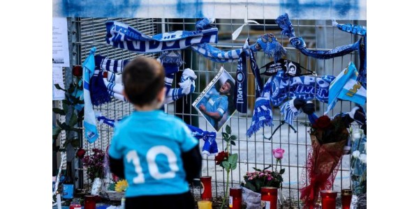 Il Napoli ricorderà per sempre il contributo di Diego Maradona al calcio